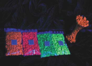 ŚWIECĄCE KAMIENIE W UV FLUORESCENCYJNE 20 sztuk KAMYCZKI OZDOBNE DO WYBORU