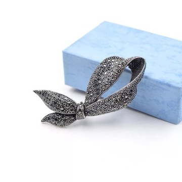 БРОШЬ, КЕПКА С ЛЕНТОЙ