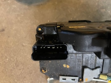 NISSAN PULSAR C13 ZÁMEK DVEŘE LEVÝ PŘEDNÍ 6 PIN