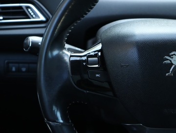 Peugeot 308 II Hatchback 5d 1.2 PureTech 130KM 2015 Peugeot 308 1.2 PureTech, Navi, Klima, zdjęcie 17