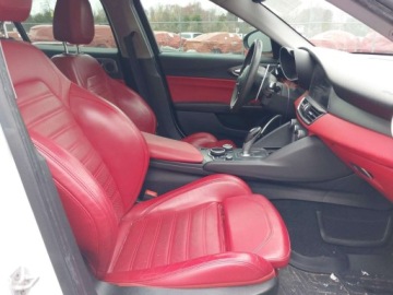Alfa Romeo Giulia II Sedan 2.0 TBi 280KM 2019 Alfa Romeo Giulia 2019 ALFA ROMEO GIULIA TI SPORT AWD 2.0 Benzyna 280KM, zdjęcie 10