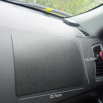 Приборная панель автомобиля с противоскользящим ковриком