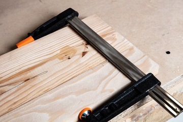 Струбцина столярная 80 х 300 мм, резьбовая NEO, усилие зажима 270 кг.