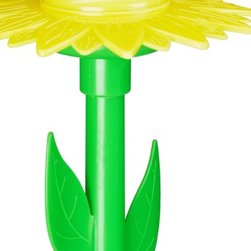 САДОВЫЙ ОПРЫСКИВАТЕЛЬ ДЛЯ ГАЗОНА ЦВЕТОК, ВСТАВЛЕННЫЙ В САДОВЫЙ ШЛАНГ