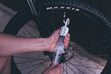 Молочный шприц для велосипедных шин и камер NRG