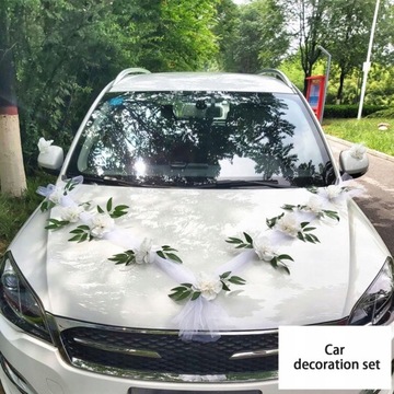 Ślubna dekoracja z przodu samochodu