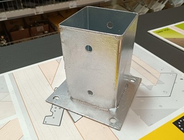 Основание столба оцинкованное, привинченное к бетону, анкерная ножка 90x90 2,0 мм.