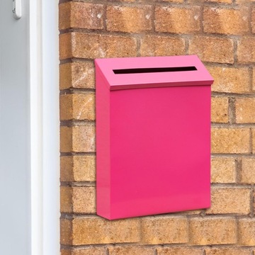 Настенный, непромокаемый почтовый ящик из розового металла.