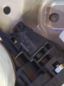 MITSUBISHI GRANDIS 2006 PŘEDNÍ STRANA PRAVÁ ZVEDÁKY SKEL