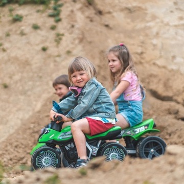 FALK Green Ride-On для детей от 2 лет, оснащен широкими колесами.