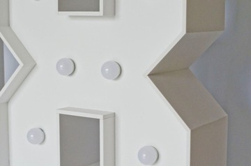 Большая цифра 8 со светодиодными лампочками для украшения дня рождения