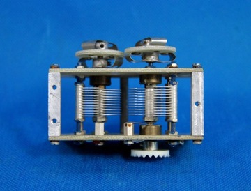 КОНДЕНСАТОР ДВОЙНОЙ АНТЕННОЙ КОРОБКИ 2x100пФ