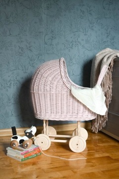 Wózek wiklinowy dla lalek kolor RÓŻ z wikliny