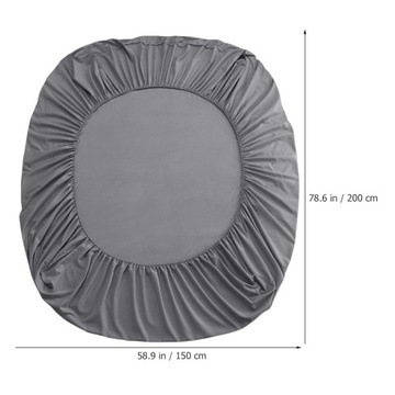 Кровать застелена тонким, удобным матрасом.