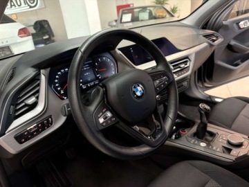 BMW Seria 1 F40 Hatchback 1.5 116i 109KM 2021 BMW Seria 1 Stan salonowy 1.5 Benzyna 109KM, zdjęcie 24