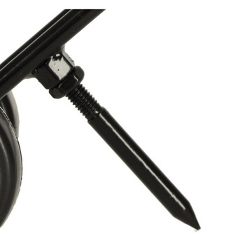 Черная машина для резки сорняков