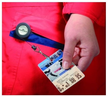 ИДЕНТИФИКАТОР С МЕХАНИЗМОМ ВЫТЯЖИВАНИЯ КОРПУСА