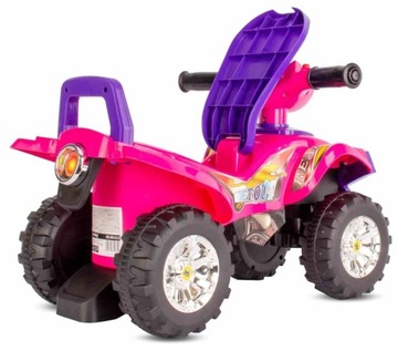 Четырехместный розовый аттракцион для годовалого ребенка.