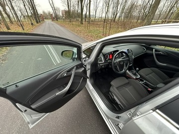 Opel Astra J Sports Tourer Facelifting 2.0 CDTI ECOTEC 165KM 2013 Opel Astra Sport Tourer 2.0 CDTI 165 KM 2013r. Xen, zdjęcie 16