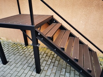 Лестница отдельностоящая, ступени 90х24 металл + композитная террасная доска