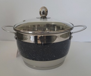 Набор из 12 черных кастрюль для индукции.