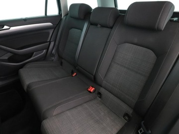 Volkswagen Passat B8 Variant 2.0 TDI BlueMotion SCR 150KM 2019 Volkswagen Passat navi czujniki parkowania, zdjęcie 16