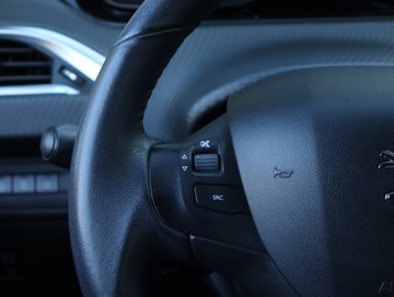 Peugeot 2008 I SUV Facelifting 1.2 PureTech 110KM 2016 Peugeot 2008 1.2 PureTech, Salon Polska, zdjęcie 17