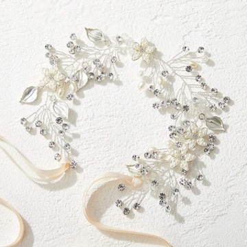 Венок для причастия в головном уборе цветочницы