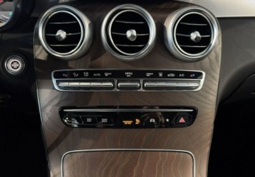 Mercedes GLC C253 SUV Plug-In 2.0 300e 320KM 2021 Mercedes-Benz GLC VAT 23 e Coupe PHEV 320KM automat 4matic 2021 r., Salon, zdjęcie 23