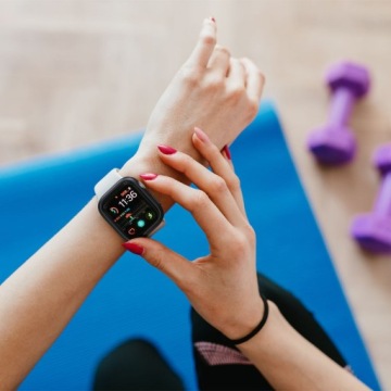 ТОНКИЙ ЧЕХОЛ SPIGEN ДЛЯ APPLE WATCH 7/8/9, 45 ММ В РАМКЕ
