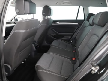 Volkswagen Passat B8 Variant Facelifting 2.0 TDI SCR 150KM 2022 Volkswagen Passat Variant | Kamera Cofania | Tempo, zdjęcie 12