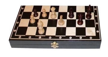 Набор деревянных шахматных фигур.