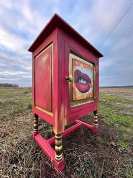 Шкаф огненный, красный с золотом, единственный экземпляр.