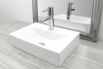 Современный хромированный смеситель для умывальника Tess Low REA