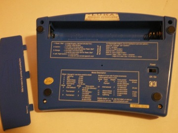 шахматные часы старые деревянные шахматные фигуры и хрустальные фигуры шахматная доска