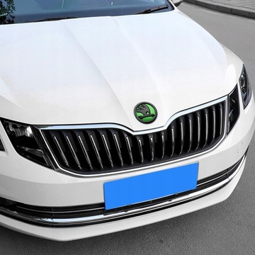 Эмблема автомобиля Skoda - белый черный