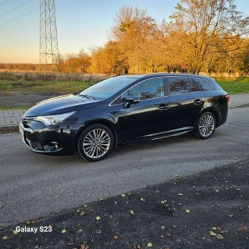 Toyota Avensis III Wagon Facelifting 2015 2.0 D-4D 143KM 2016 Toyota Avensis Kamera CofaniaNawigacjaAluminiowe FelgiSkorzana TapicerkaGw, zdjęcie 2