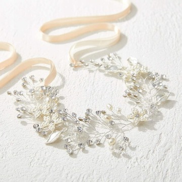 Венок для причастия в головном уборе цветочницы