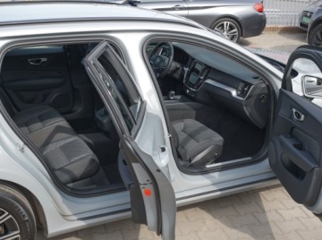 Volvo V60 II  2024 Volvo V60 2,0T 177 aut Hak Ogrz,Kier.+4xFotele Kamera DVD DAB NFC perła TOP, zdjęcie 9