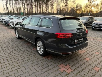 Volkswagen Passat B8 Variant 1.4 TSI BlueMotion Technology ACT 150KM 2017 Volkswagen Passat Variant Highline Full LED, zdjęcie 3