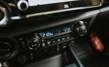 Toyota Hilux VIII Podwójna kabina Facelifting 2024 2.8 D-4D 204KM 2025 Toyota Hilux Zawieszenie Old Man Emu Wyciagarka Warn Oswietlenie Lazer N, zdjęcie 33