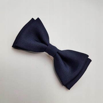 ГАЛСТУК-БАБОЧКА ПРИЧИНЕНИЯ, ТЕМНО-СИНИЙ ГАЛСТУК-БАБОЧКА С БЕЛОЙ КАРМАННОЙ КЛЕТКОЙ