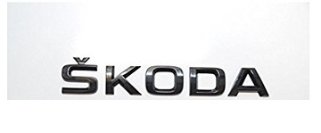 Логотип ŠKODA черного глянцевого цвета на багажнике.
