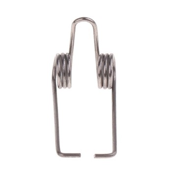 Водяной клапан с пружинным ключом и железной трубой. Латунные детали инструментов.