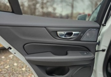 Volvo V60 II  Kombi Plug-in 2.0 T6 Plug-In Hybrid 341KM 2021 Volvo V60 FV 23 BW Panorama Kamery 360 Biala Perla 2.0 Hybryda Plug-in, zdjęcie 18