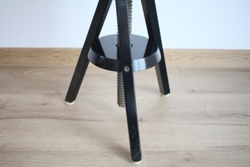 Табурет для фортепиано с регулируемой высотой.