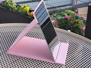 Портативное складное зеркало розового цвета.