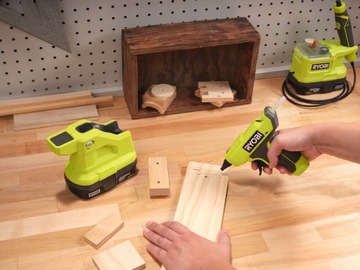 ГОРЯЧИЙ КЛЕЕВОЙ ПИСТОЛЕТ RYOBI 7MM RGLM18 +4Ah