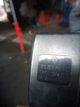 ПРЯЖКА РЕМНЯ ПЕРЕДНЯЯ ЛЕВАЯ PASSAT B6 B7 3C0857755