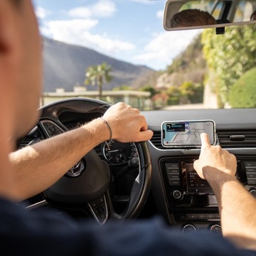 Магнитный держатель для телефона в машину с клетчатым узором